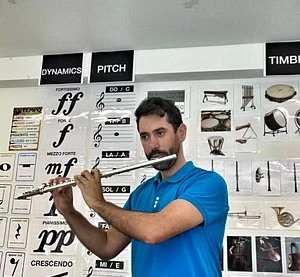Cláudio Silva a tocar flauta transversal numa sala de aula