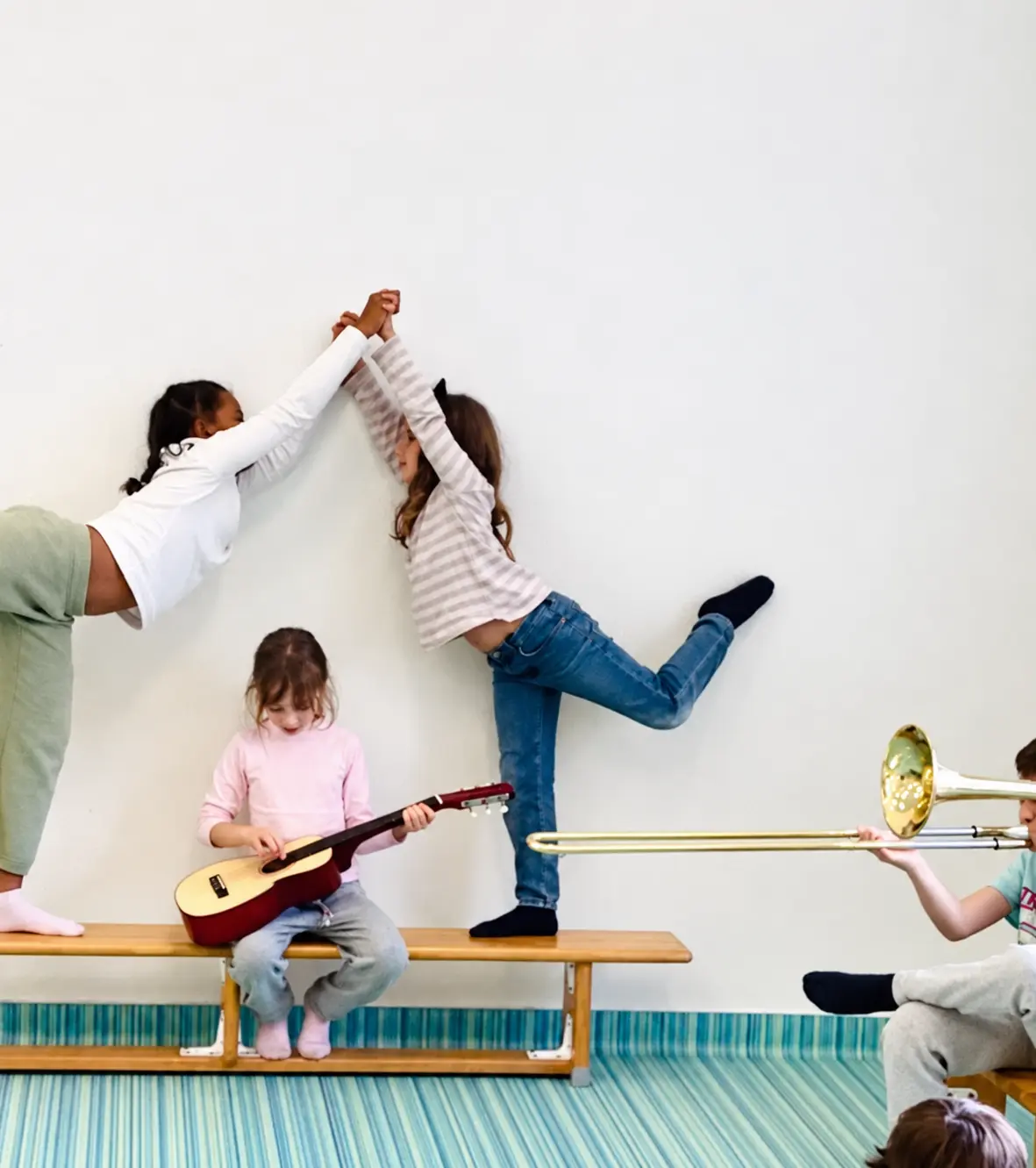 Crianças numa atividade musical com instrumentos na sala de aula